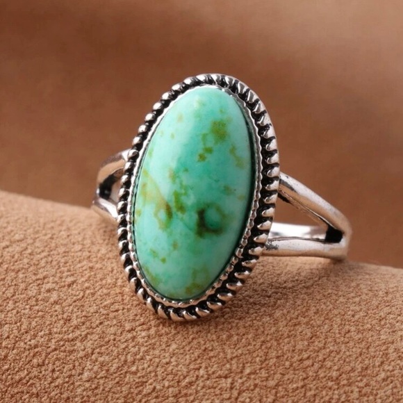 Women’s cute green gemstone ring - Picture 2 of 4